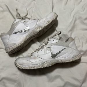 Women’s tennis court shoes